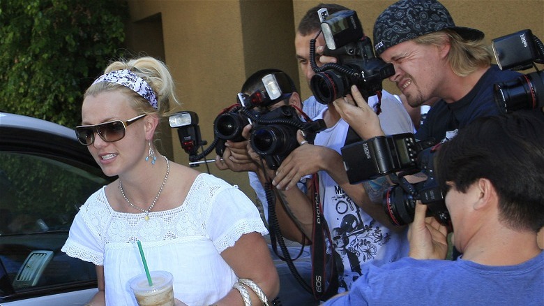 Britney Spears portant des Starbucks s'éloigne d'une foule de caméras