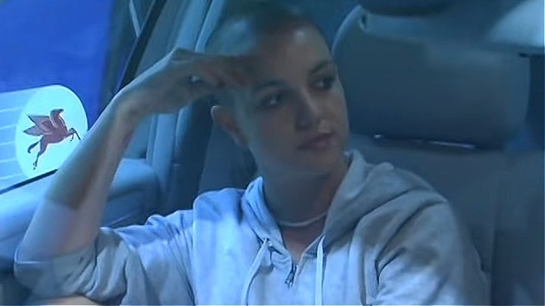 Britney assise dans une voiture avec le crâne rasé