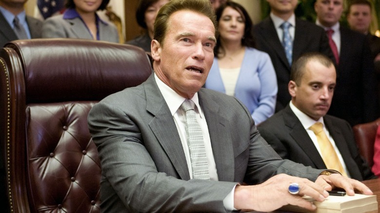 Le gouverneur Arnold Schwarzenegger signe quelque chose