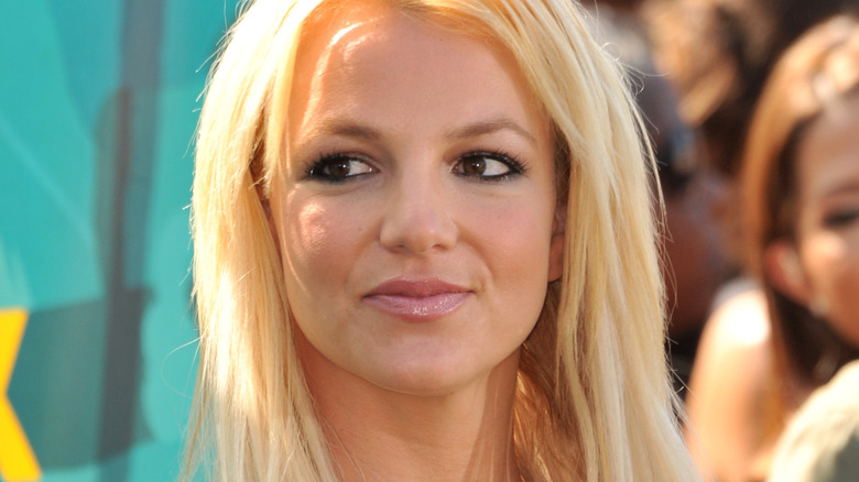 Britney regarde de côté sur le tapis rouge