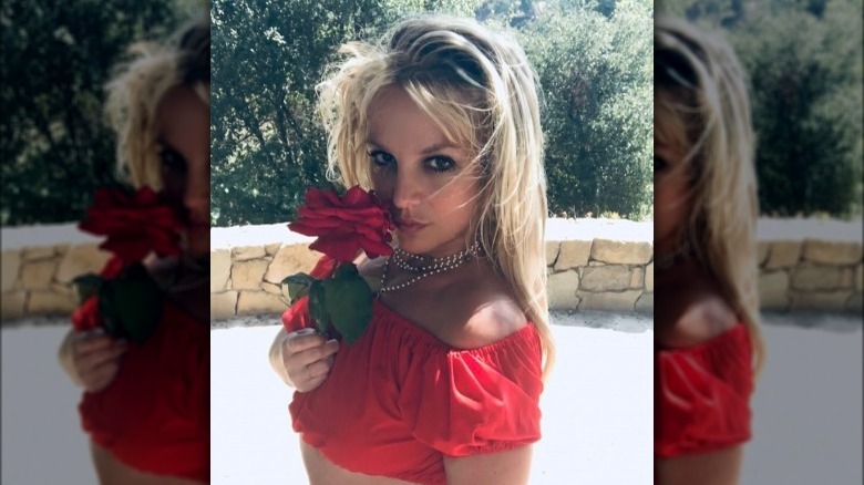 Britney tenant une rose dans un haut rouge sur Instagram