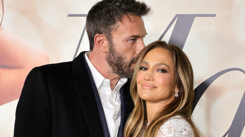 Ben Affleck embrasse les cheveux de Jennifer Lopez