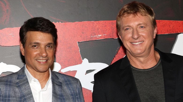 Ralph Macchio et William Zabka souriant