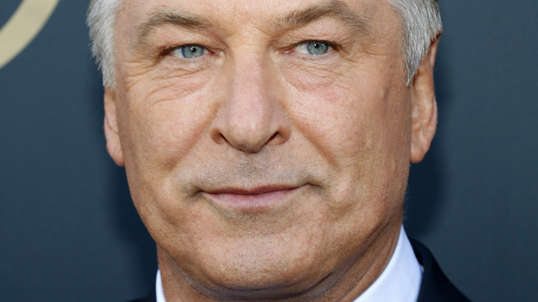 Alec Baldwin posant