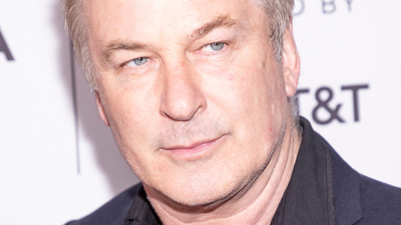 Alec Baldwin tête inclinée