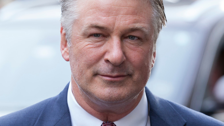 Alec Baldwin posant