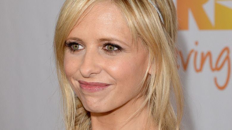 Sarah Michelle Gellar posant