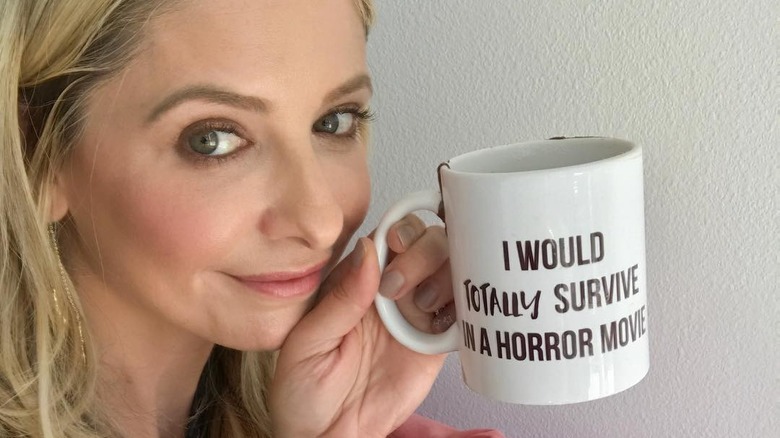 Sarah Michelle Gellar tenant une tasse