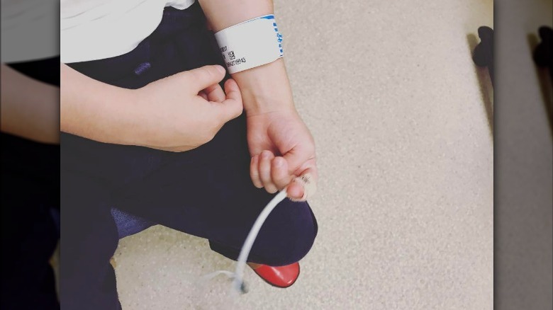 Rocky Prinze porte un bracelet d'hôpital