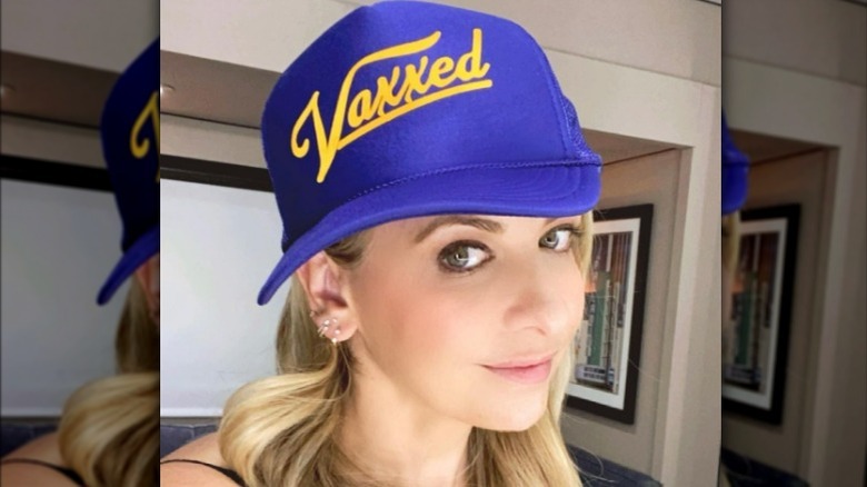 Sarah Michelle Gellar porte un chapeau Vaxxed