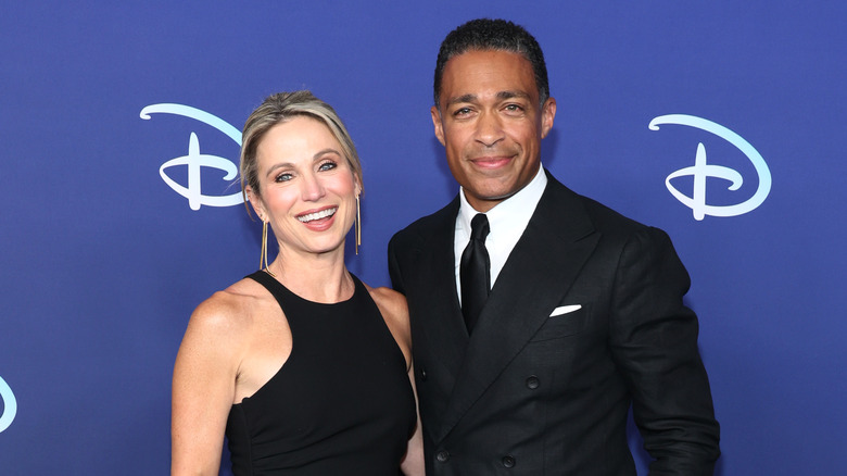 TJ Holmes et Amy Robach posent 