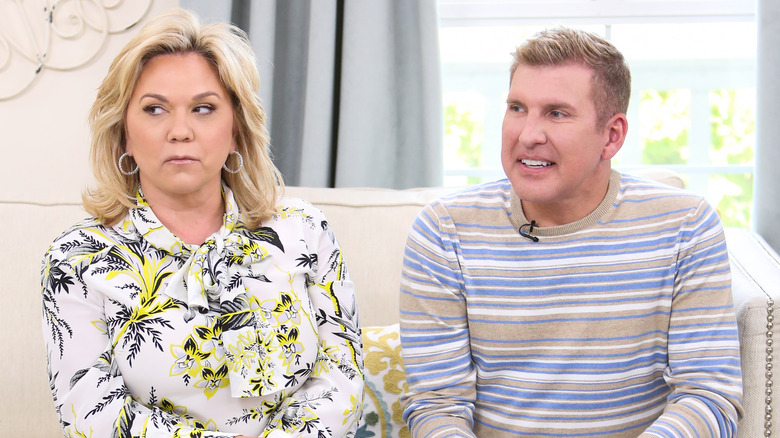 Julie et Todd Chrisley assis sur un canapé