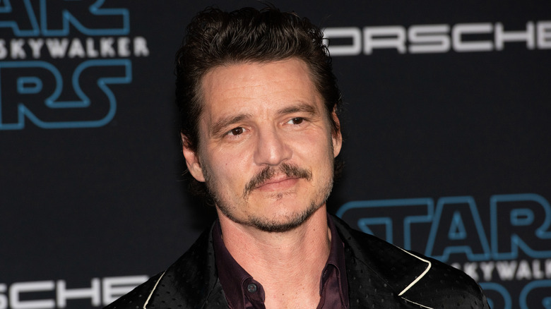 Pedro Pascal posant