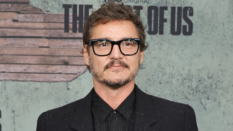 Pedro Pascal posant