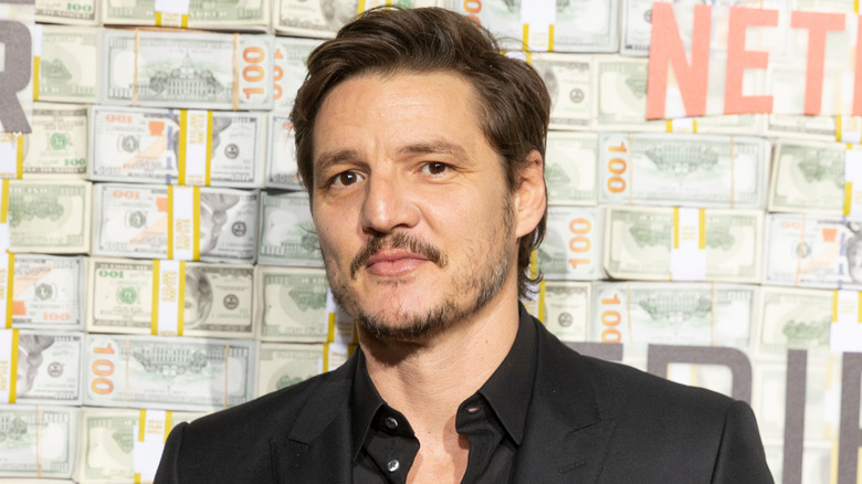 Pedro Pascal posant