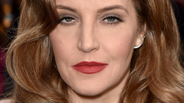 Lisa Marie Presley avec du rouge à lèvres rouge