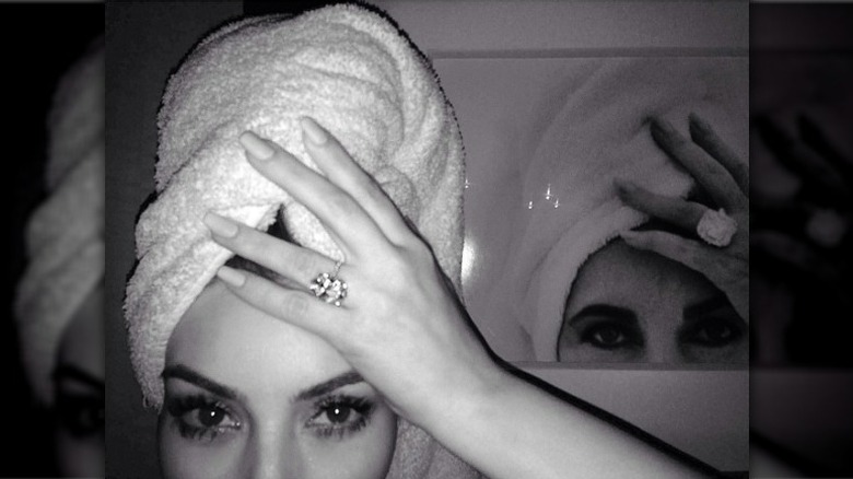 Kim Kardashian copie la pose d'Elizabeth Taylor