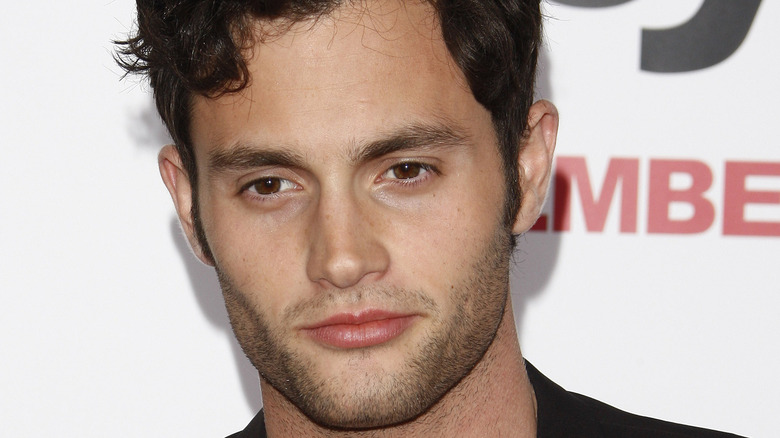 Penn Badgley cheveux courts