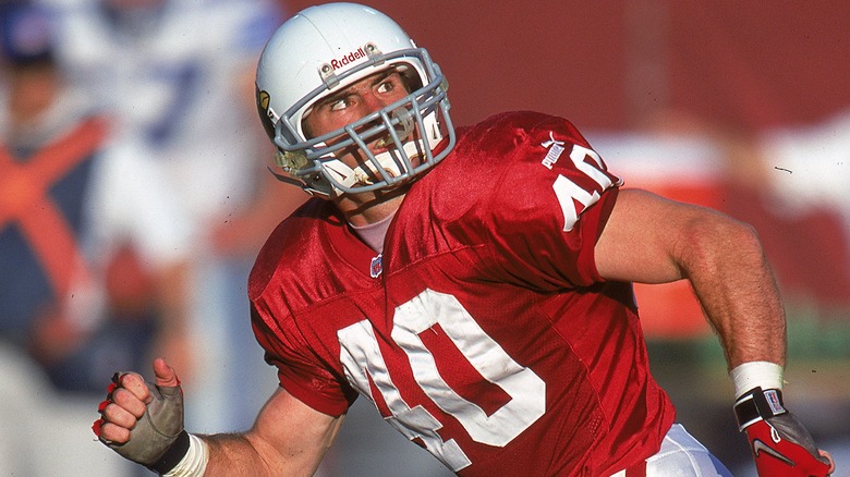 Pat Tillman portant un casque en cours d'exécution