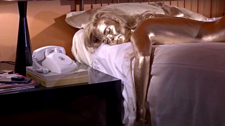 Shirley Eaton allongée dans son lit, couverte d'or