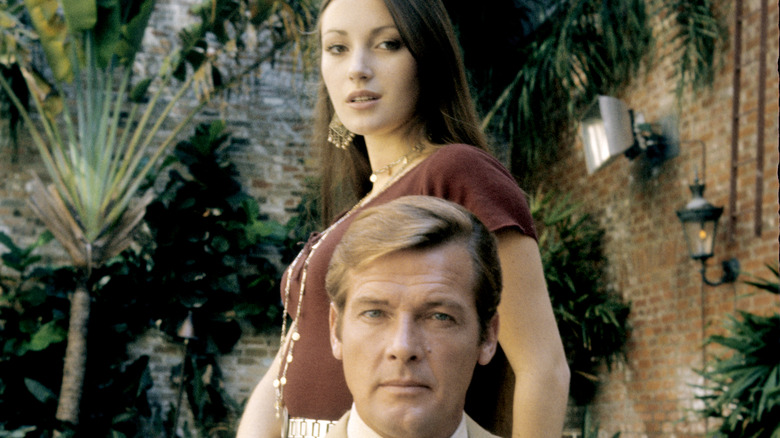 Jane Seymour et Roger Moore posant