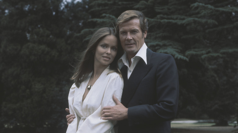 Barbara Bach et Roger Moore posant