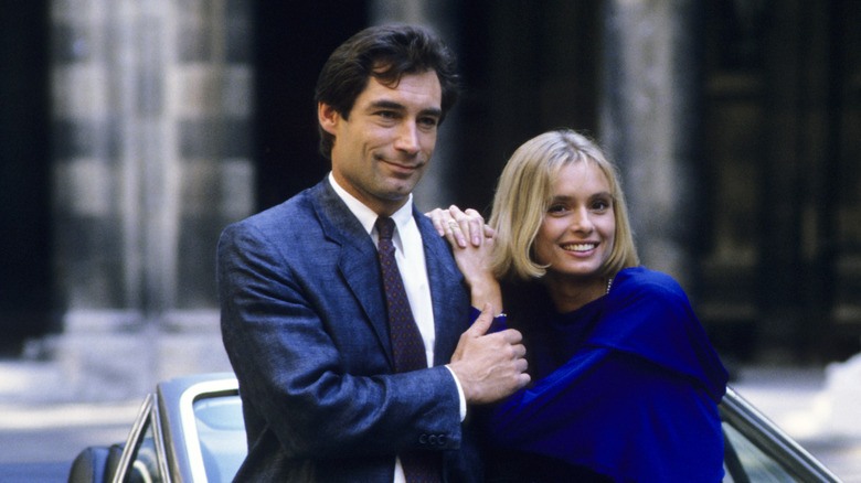 Timothy Dalton et Maryam D'Abo sourient ensemble