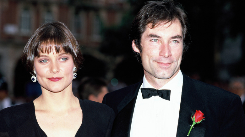 Carey Lowell et Timothy Dalton, tous deux souriants