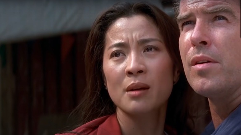 Michelle Yeoh regarde au loin