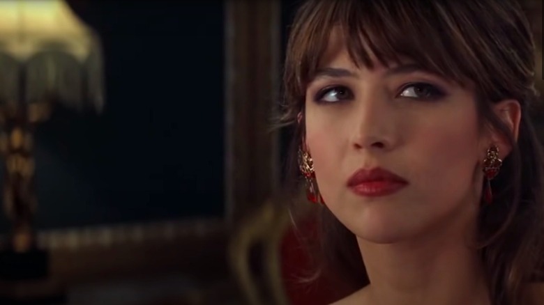 Sophie Marceau regarde au loin