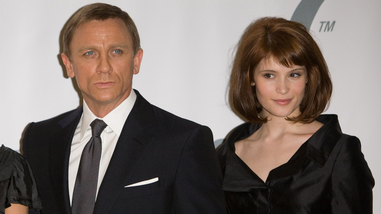 Gemma Arterton posant avec Daniel Craig