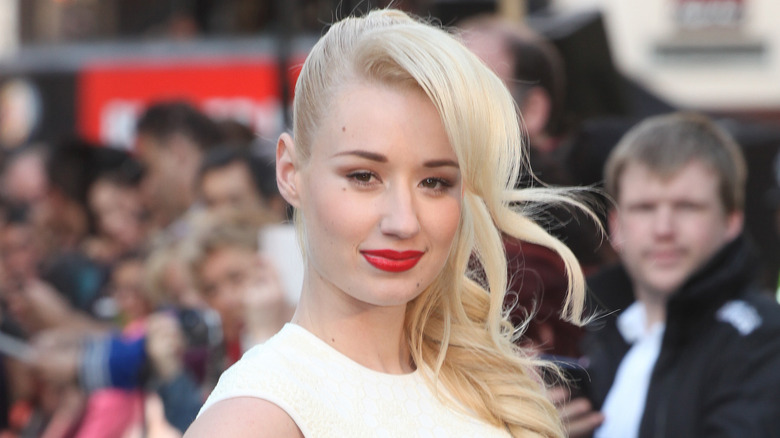 Iggy Azalea posant sur un tapis rouge