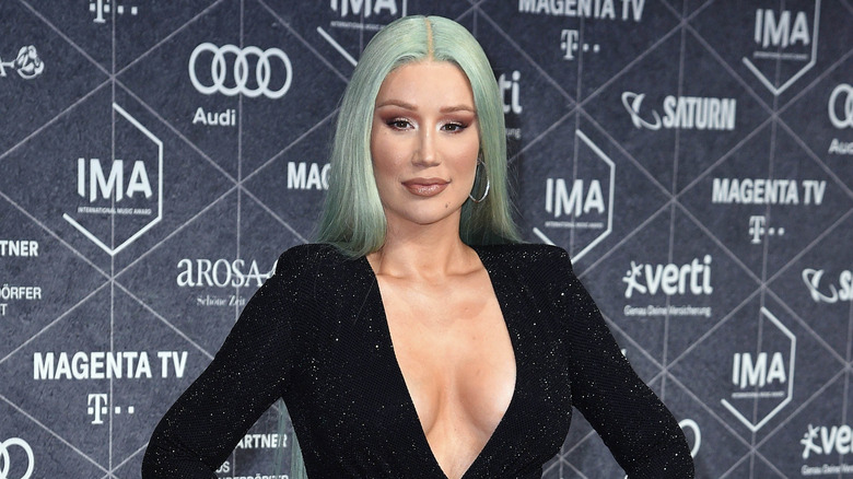 Iggy Azalea posant avec des cheveux en écume de mer