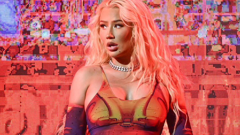 Iggy Azalea se produit sur scène