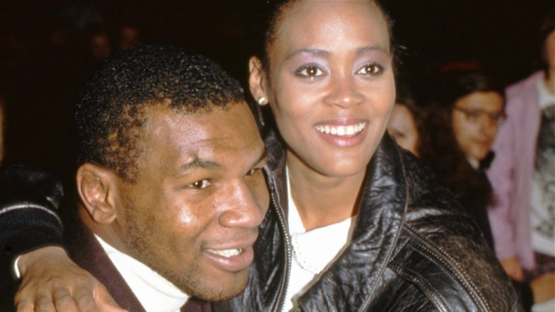 Mike Tyson embrasse Robin Givens