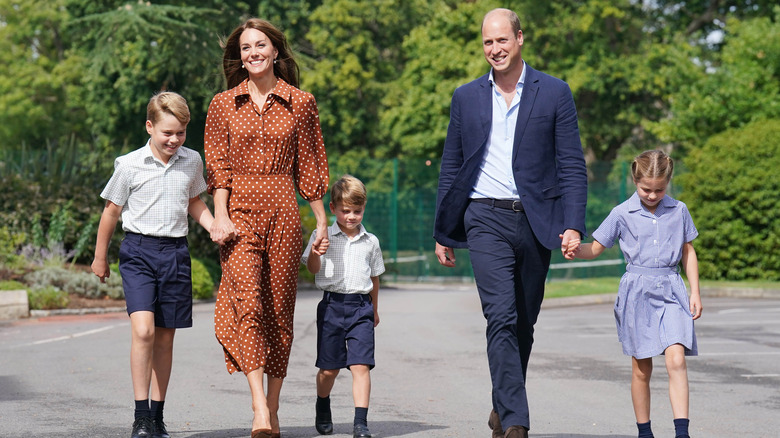 Kate Middleton Prince William tenant les mains des enfants