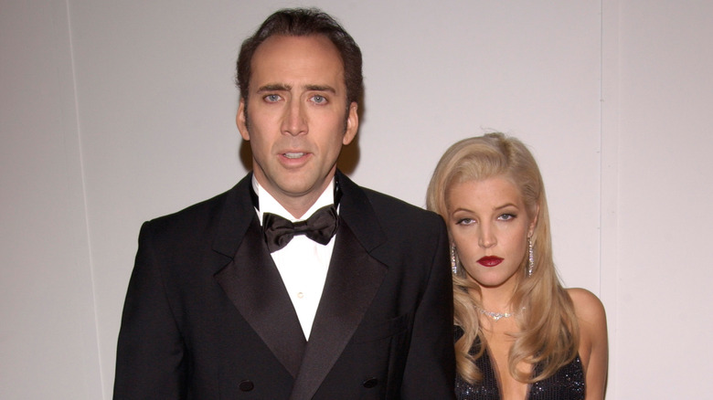 Nicolas Cage en smoking et Lisa Marie Presley aux cheveux blonds