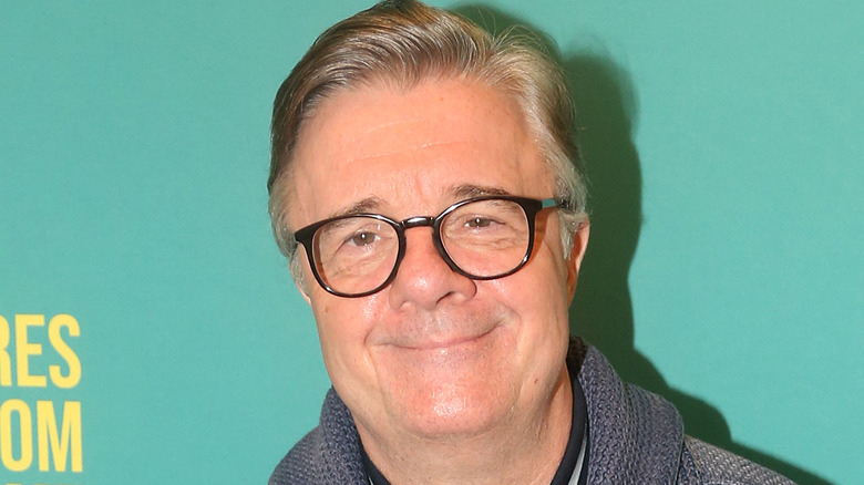 Nathan Lane souriant à l'événement