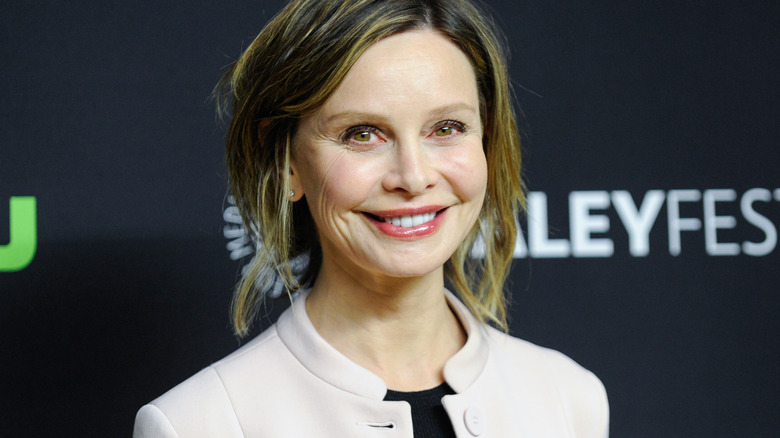 Calista Flockhart souriante sur le tapis rouge