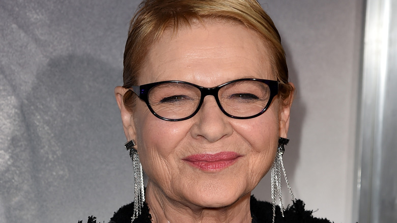 Dianne Wiest souriant dans des verres