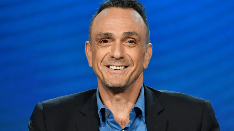 Hank Azaria s'exprimant lors d'un événement