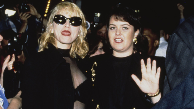 Rosie O'Donnell traversant la foule avec Madonna