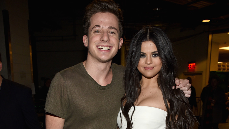 Selena Gomez et Charlie Puth en 2015