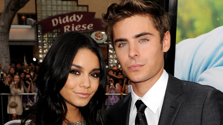 Vanessa Hudgens et Zac Efron posent