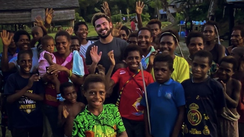 Zac Efron salue des enfants en Papouasie-Nouvelle-Guinée