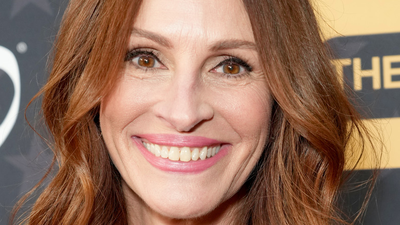 Julia Roberts souriante sur le tapis rouge