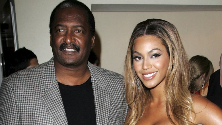 Matthew Knowles et Beyoncé souriants