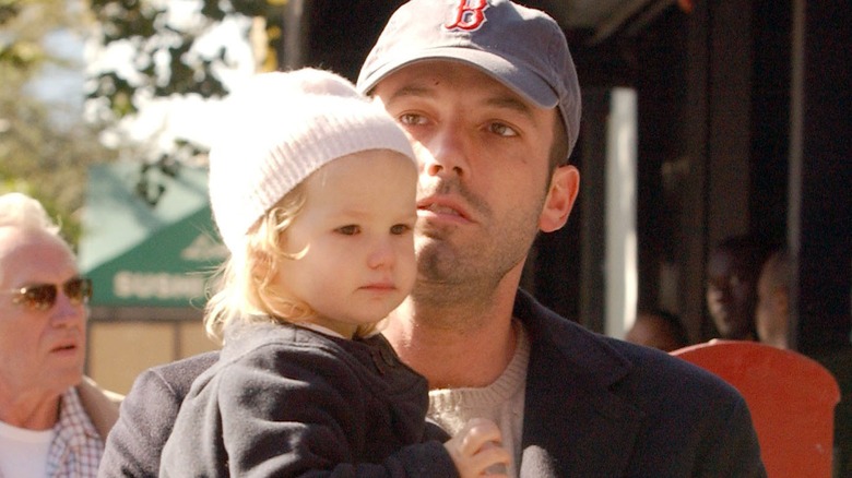 Ben Affleck portant bébé Violet