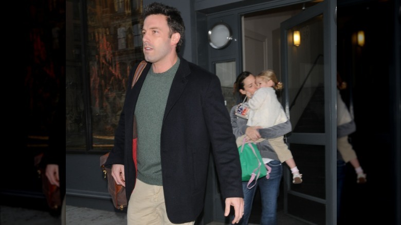 Ben Affleck marchant pendant que Jennifer Garner porte Violet