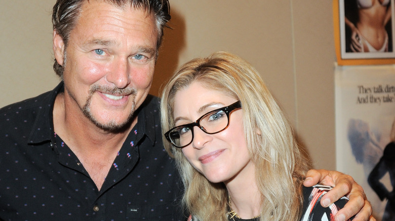 Staci Keanan souriant avec la co-vedette de "My Two Dads" Greg Evigan en 2015